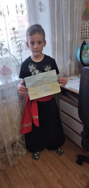 Зворушливо до сліз: боєць приїхав до хлопчика з Луцька, аби подякувати за малюнок