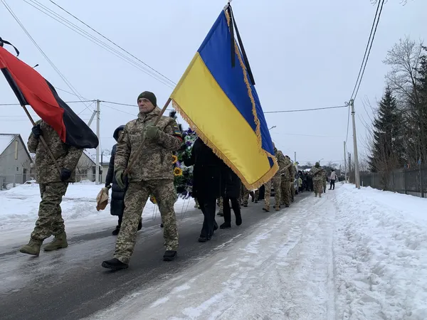 Останній шкільний дзвоник для Героя: на Волині попрощалися зі снайпером Русланом Мерідою (фото)