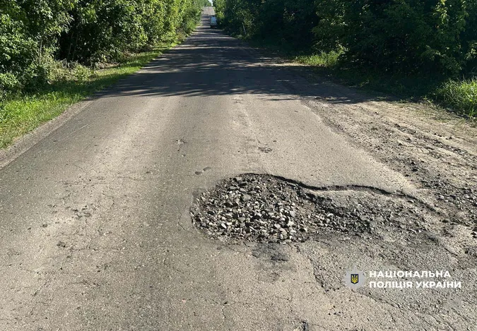 У Луцькому районі авто оминало яму і перевернулося, постраждала дитина
