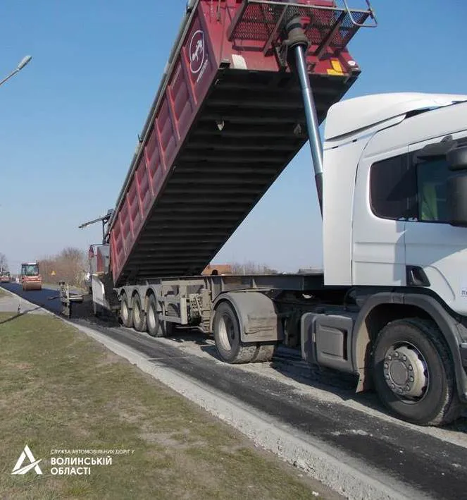На об'їзній трасі неподалік Луцька кладуть новий асфальт (фото)