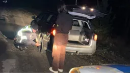 У Маневичах поліцейські допомогли водійці замінити пробите колесо