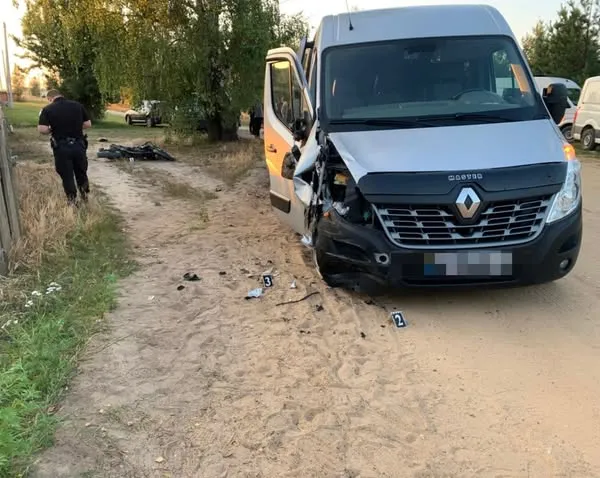 На Волині діти на мотоциклі в'їхали в мікроавтобус – вони в реанімації (фото)
