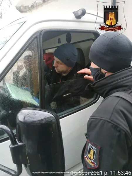 Привозять продукти в «ЕКО маркет»: лучани скаржаться, що їм через автівки ніде пройти
