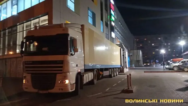 Проігнорувала застереження:  у Луцьку вантажівка притиснула до стіни жінку-пішохода