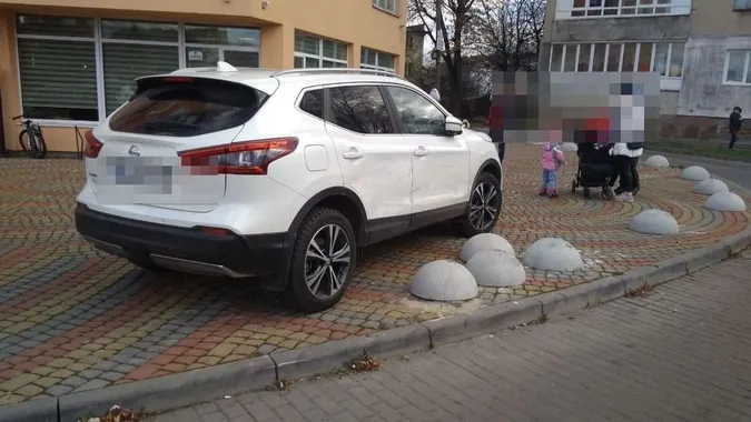 П'яний поліцейський протаранив три автівки та влетів у дитячий майданчик (фото, відео)