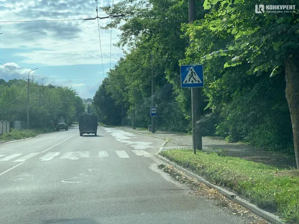 Зупинка на вулиці Глушець навпроти філармонії