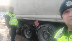 На Волині автоцистерна з пальним ледь не потрапила в аварію (фото)