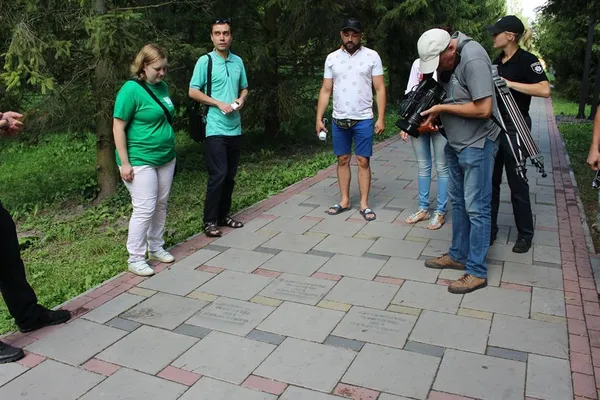Патрульні в Луцьку нищили рекламу наркотиків (фото) 