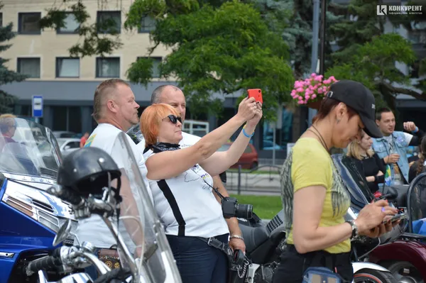 На Театральній площі Луцька зібралися байкери
