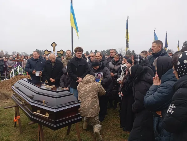Без батька залишилося троє дітей: на Волині попрощалися з воїном Тарасом Парфенюком (фото)