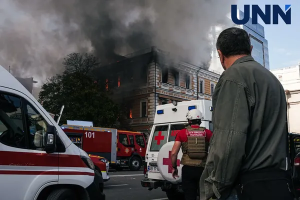 😢У Києві після прильоту горить будівля Національної академії наук, люди рятувались через вікна (фото, відео)