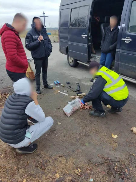 У волинянина, який возив допомогу на Схід, в бусі знайшли зброю і боєприпаси (фото)