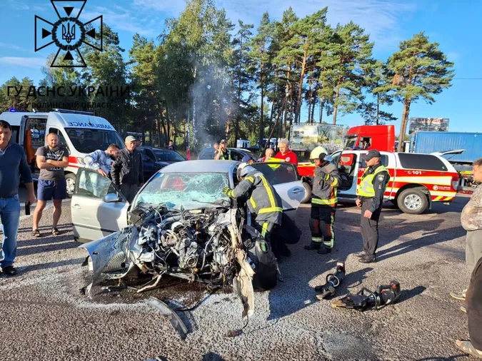 Смертельна ДТП на Волині: тіло водія легковика деблокували рятувальники (фото)
