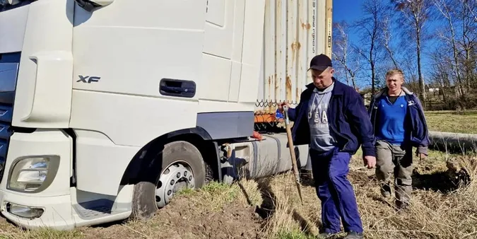 На Волині вантажівка загрузла на узбіччі й перекрила рух через міст (фото)