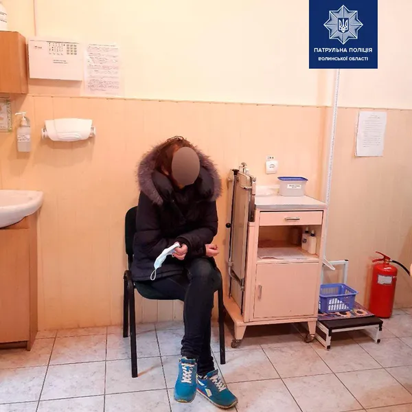 У Луцьку п’яна мама «забула» на вулиці дитину у візочку (фото, відео)