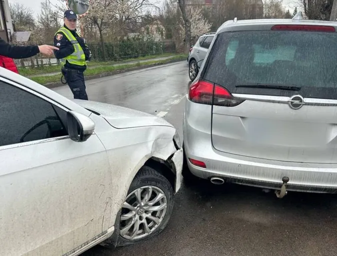 «Ланцюгова реакція» на дорозі: у Луцьку – подвійна аварія (фото)