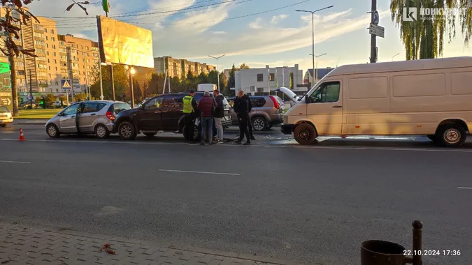 Ефект доміно: у Луцьку на Ківерцівській стукнулись бус і два легковики (фото)