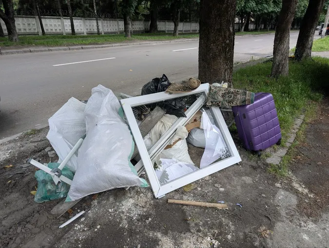 120 тонн «відходів руйнації»: у Луцьку ліквідовують наслідки вибухів (фото)