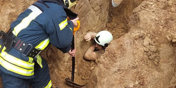 Обвалилася траншея: у Луцьку з-під завалу врятували двох людей (фото, відео)