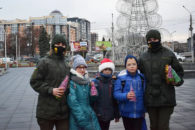 У Луцьку нацгвардійці роздавали перехожим ялинки (фото)