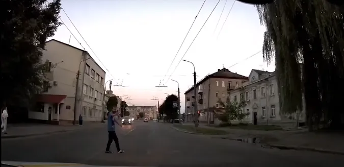 Зухвалі й неквапливі: патрульні показали луцьких «пішоандонів» (відео)