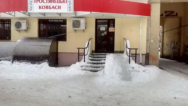 У Луцьку муніципали змусили підприємців розчистити вулиці і збити бурульки