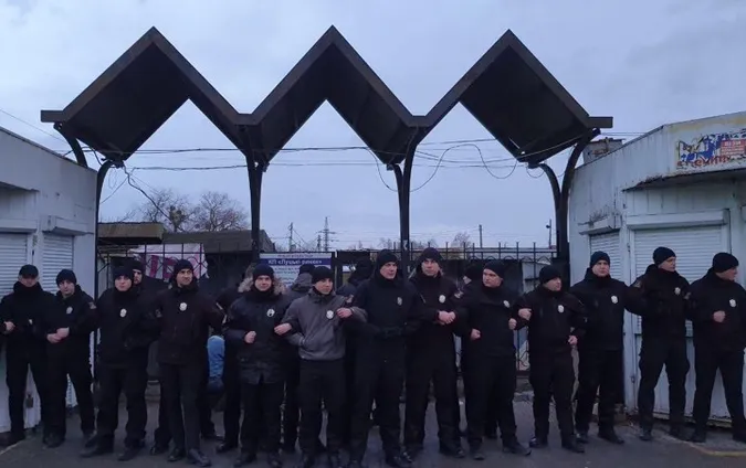 Знову сутички: муніципали зрізають «болгарками» паркан навколо ринку. Базарники перешкоджають (відео)