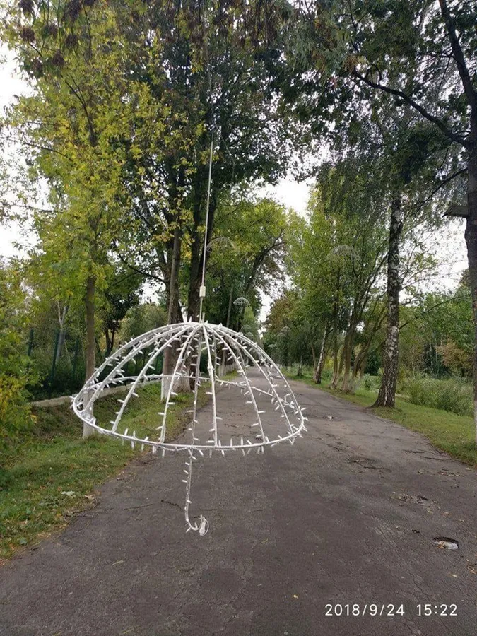 У Луцьку вітер обірвав ілюмінацію на «Алеї парасольок» (фото)