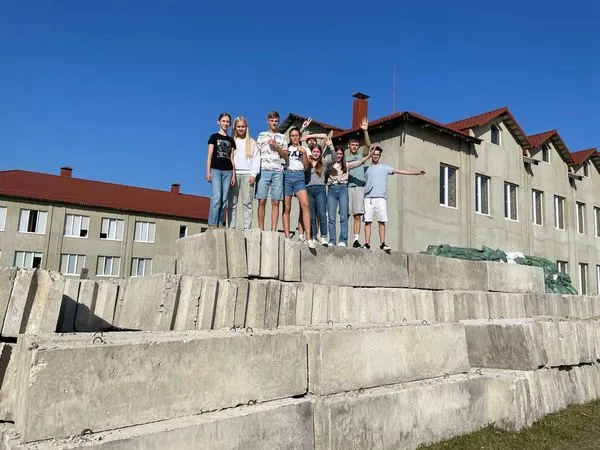 Відкриють через 50 років: в укритті ліцею у Рованцях заклали капсулу часу (фото)