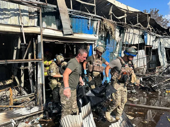 Внаслідок ворожого удару по Костянтинівці загинули 16 людей (фото, відео)