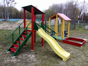 На території луцької церкви поставили дитячий майданчик