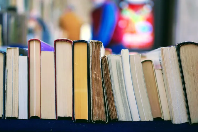 Українські видавництва та продавці назвали книги-бестселери 2022 року