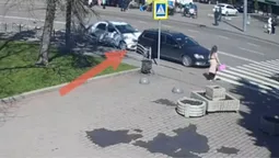 Зіштовхнулися перед пішохідним переходом: у центрі Луцька – аварія (відео)