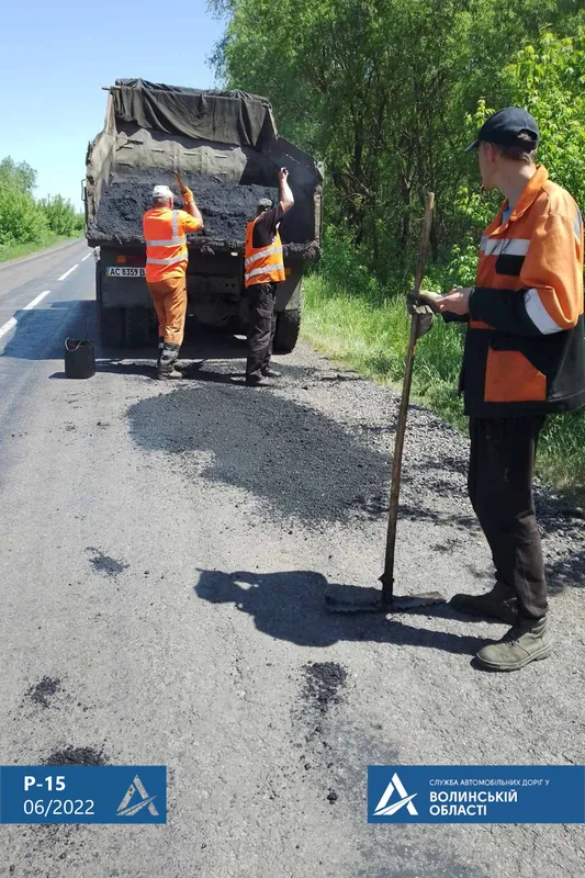На Волині дорожники почали «латати» регіональний автошлях (фото)