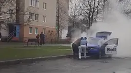 У Луцьку посеред дороги спалахнуло таксі «Bolt» (відео)