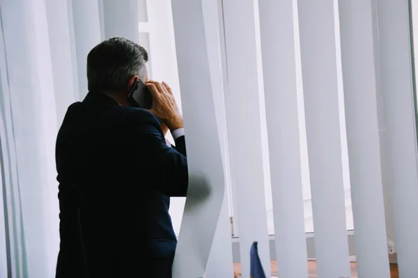 «Валєра, давай пригласительное!», – гукає комусь з вікна Микола Дендіберін 