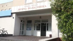 У Луцьку біля дитячої поліклініки знову покрали троянди: цього разу майже десяток кущів (фото)