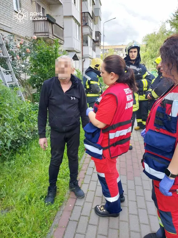 Луцькі рятувальники зняли чоловіка з балкону третього поверху (фото)