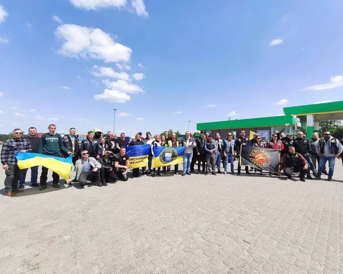 Чекає з полону чоловіка: волинська прикордонниця взяла участь у мотопробігу на честь захисників Маріуполя (фото)