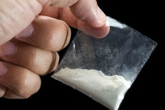 У Луцьку біля школи затримали чоловіка. Ймовірно, з наркотиками