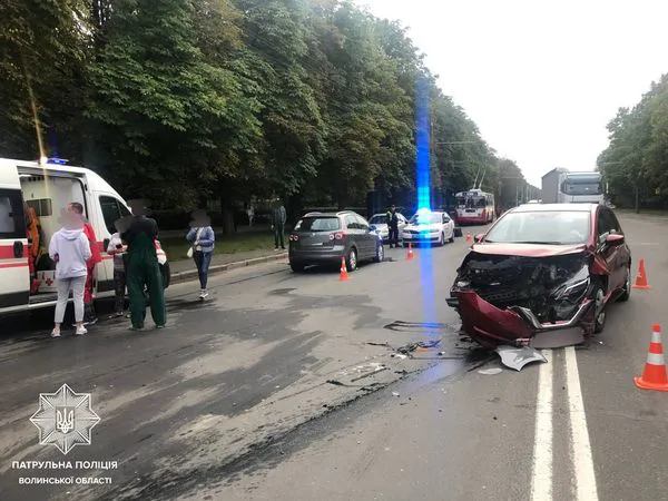У Луцьку водійка виїхала на «зустрічку» і в'їхала у Nissan (фото, відео)