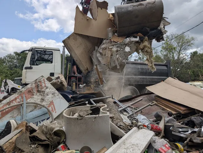 120 тонн «відходів руйнації»: у Луцьку ліквідовують наслідки вибухів (фото)