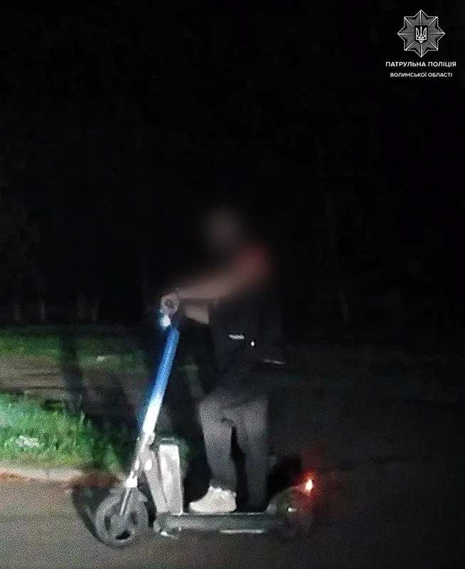 П’яний на самокаті посеред ночі: у Луцьку патрульні зупинили 36-річного чоловіка