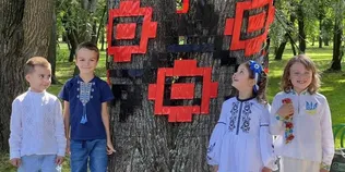 У Луцьку діти «вишили» дерева українськими орнаментами (фото)