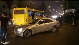 У Луцьку Mercedes влетів у маршрутку (фото)