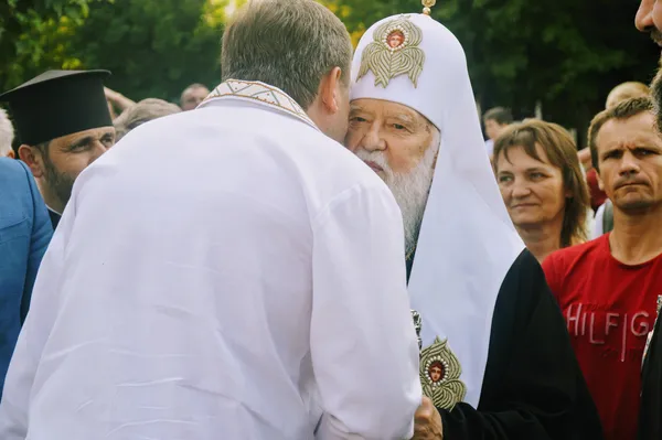 Привітавшись з представниками місцевої влади, Патріарх вирушив до храму