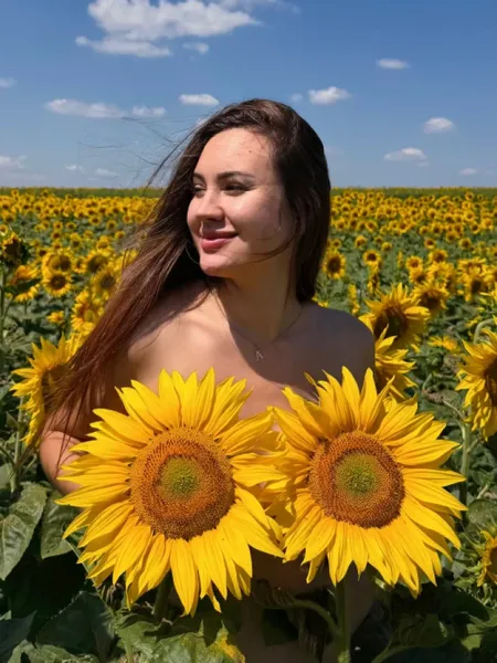 Гола в соняхах: луцька блогерка влаштувала пікантну фотосесію в полі (фото)