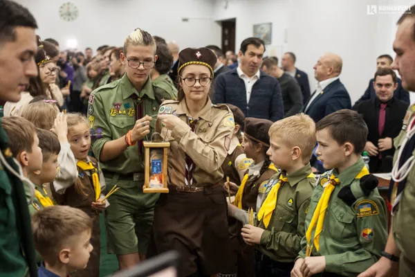 Із вогнем миру і співами: якою була остання в 2019 році сесія Луцької міської ради (фото)