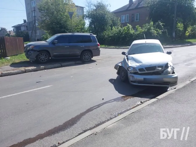 У Нововолинську «ланос» розчовпся об «лексус» (фото)