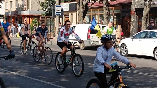 З байкерами і поліцією: у Луцьку – велопробіг у вишиванках (фото, відео)